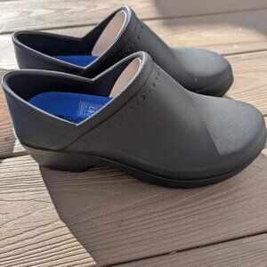 Slip and oil resistant work shoes